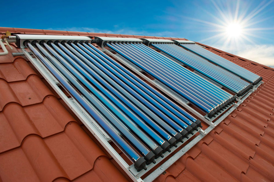 collettori-sottovuoto-sistema-di-riscaldamento-solare-dell-acqua-sul-tetto-rosso-della-casa_4157