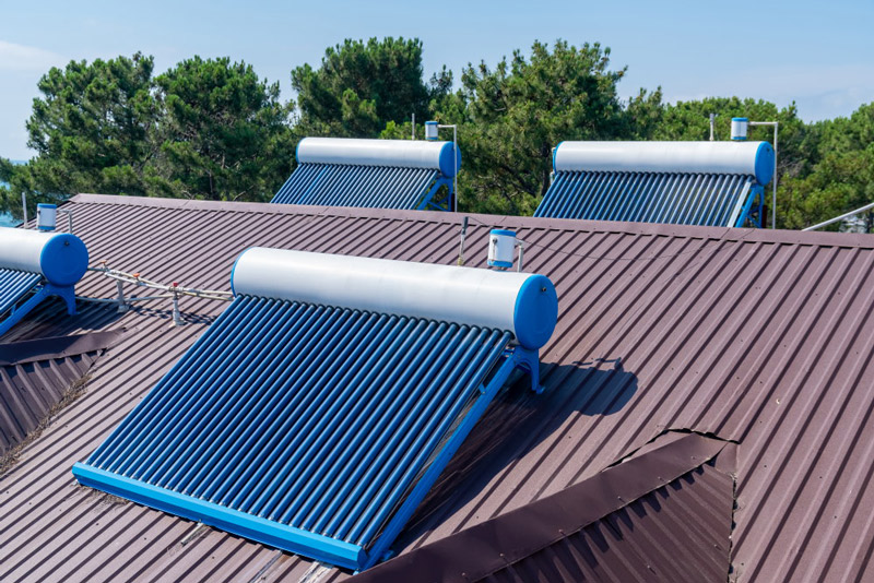 pannello-solare-del-tubo-di-vetro-per-acqua-calda-montato-su-un-tetto-tecnologia_4150